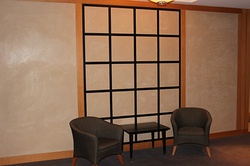 Fauteuils et mur carré